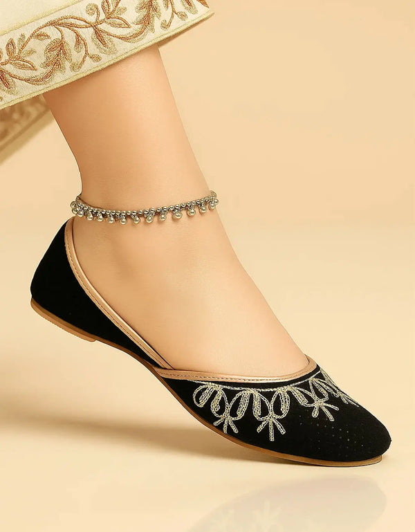 Opulence Legacy Black Embroidered Khussa with Floral Design – Essence by Rubina